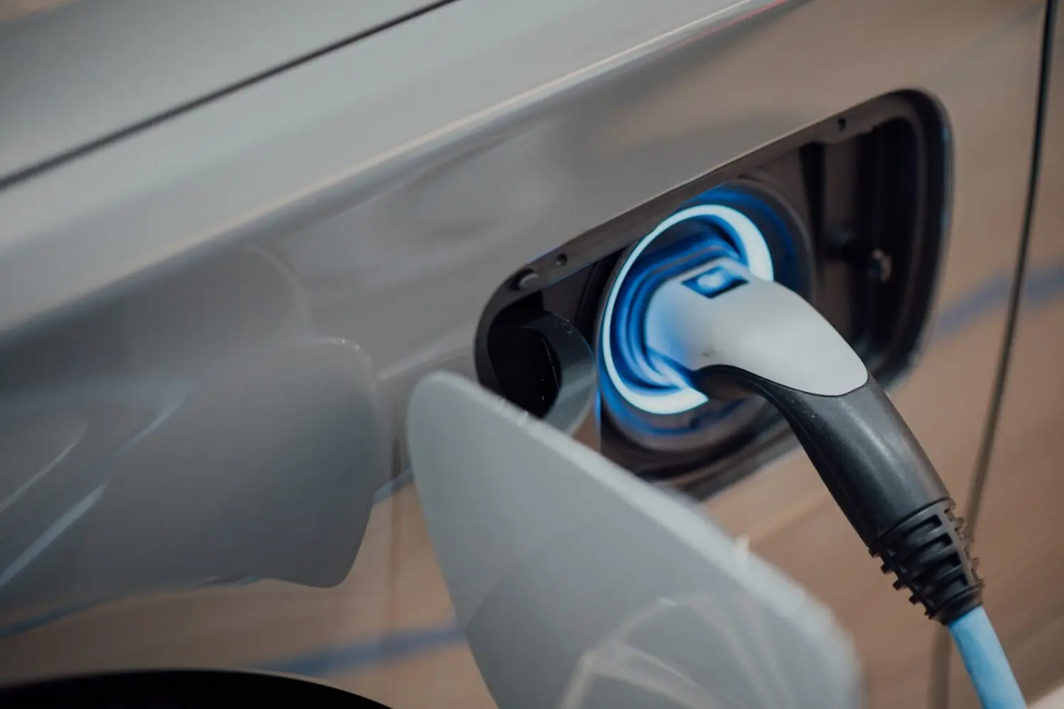 Cuánto cuesta cargar un coche eléctrico en Madrid: casa, calle y con placas solares