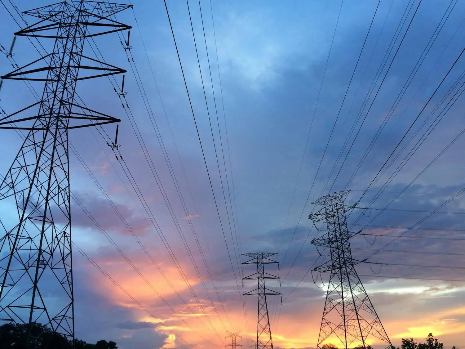 Líneas eléctricas y precio de la luz