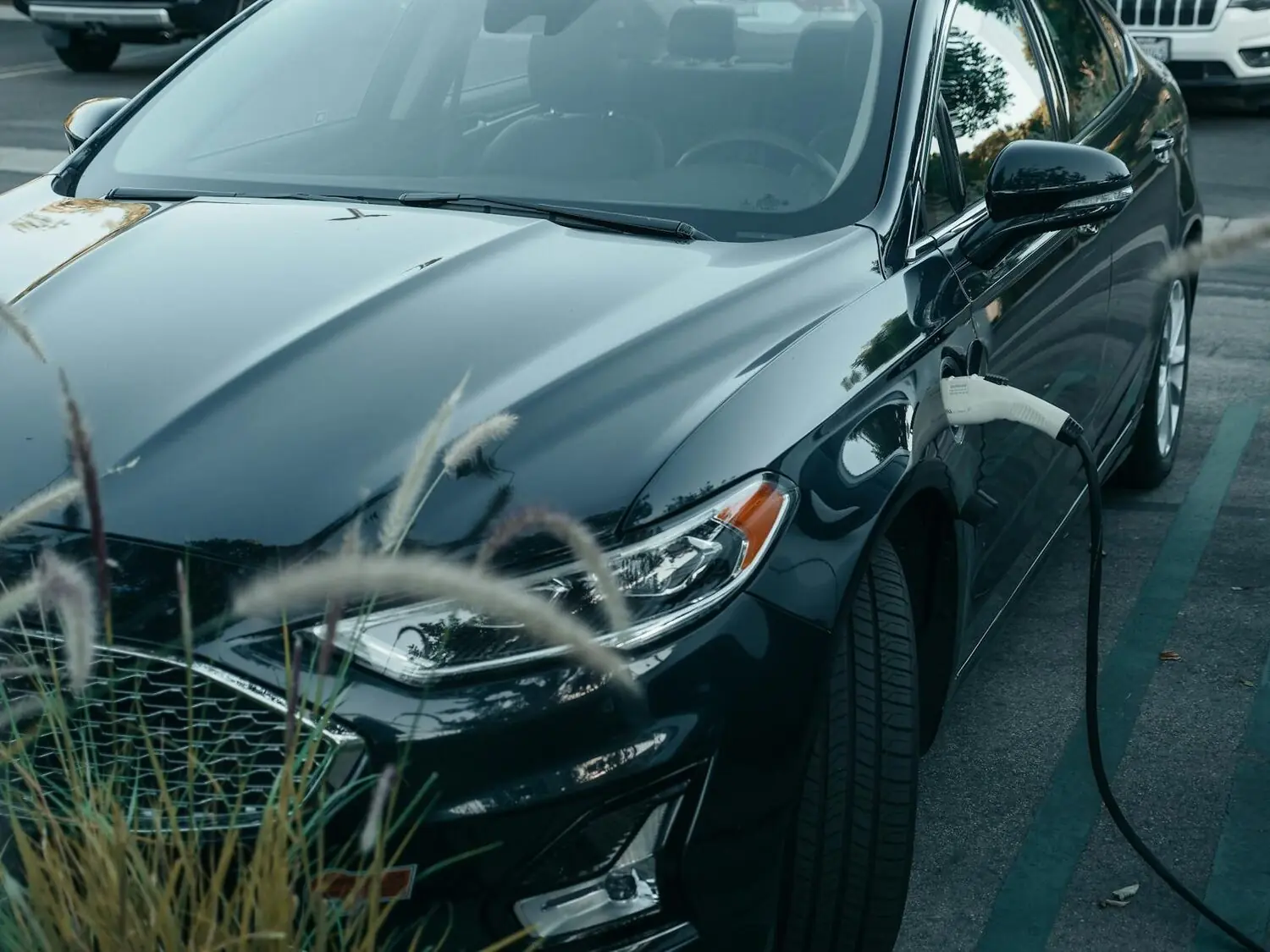 Punto de recarga de coche eléctrico en ciudad