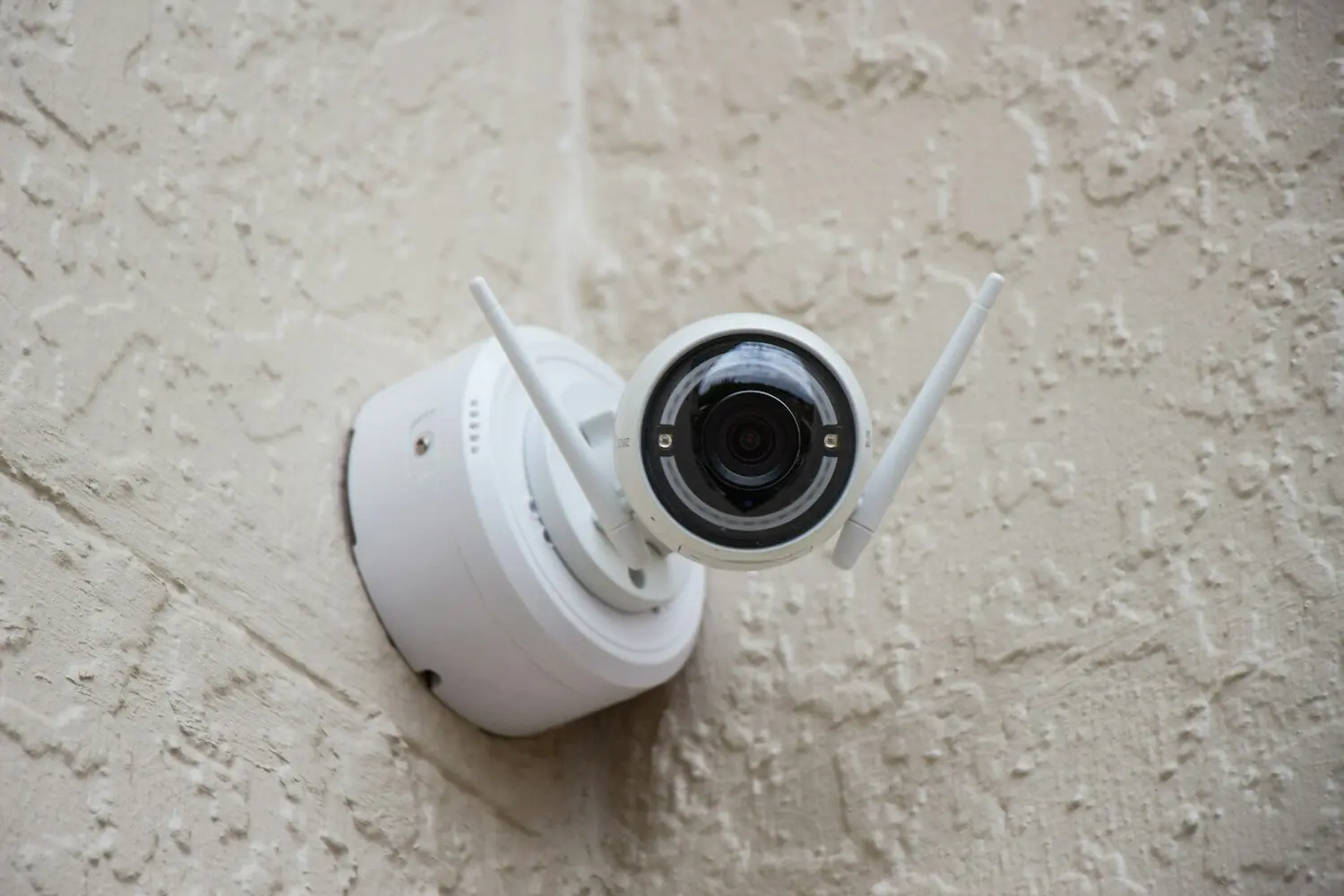Cámara de seguridad vigilando una vivienda de Madrid durante las vacaciones